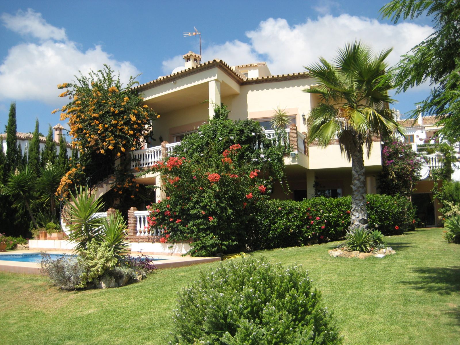 Ngắm nhìn mẫu biệt thự vườn 2 tầng đẹp lung linh 1