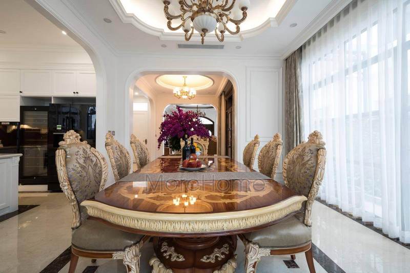 Bộ bàn ăn do Morehome thiết kế không có quá nhiều đường nét nhưng chỉ với những đường cong nhẹ nhàng cũng đã đủ thổi chất tân cổ điển vào căn nhà Thiết kế nội thất phòng ăn tân cổ điển