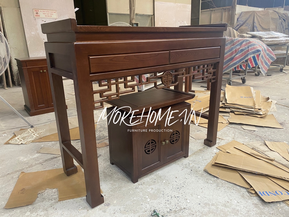 . Những đường nét chạm khắc tỉ mỉ của bàn thờ gỗ tự nhiên đã biểu lộ ý nghĩa phong thủy, thể hiện lòng biết ơn và thành kính của chúng ta đối với tổ tiên.