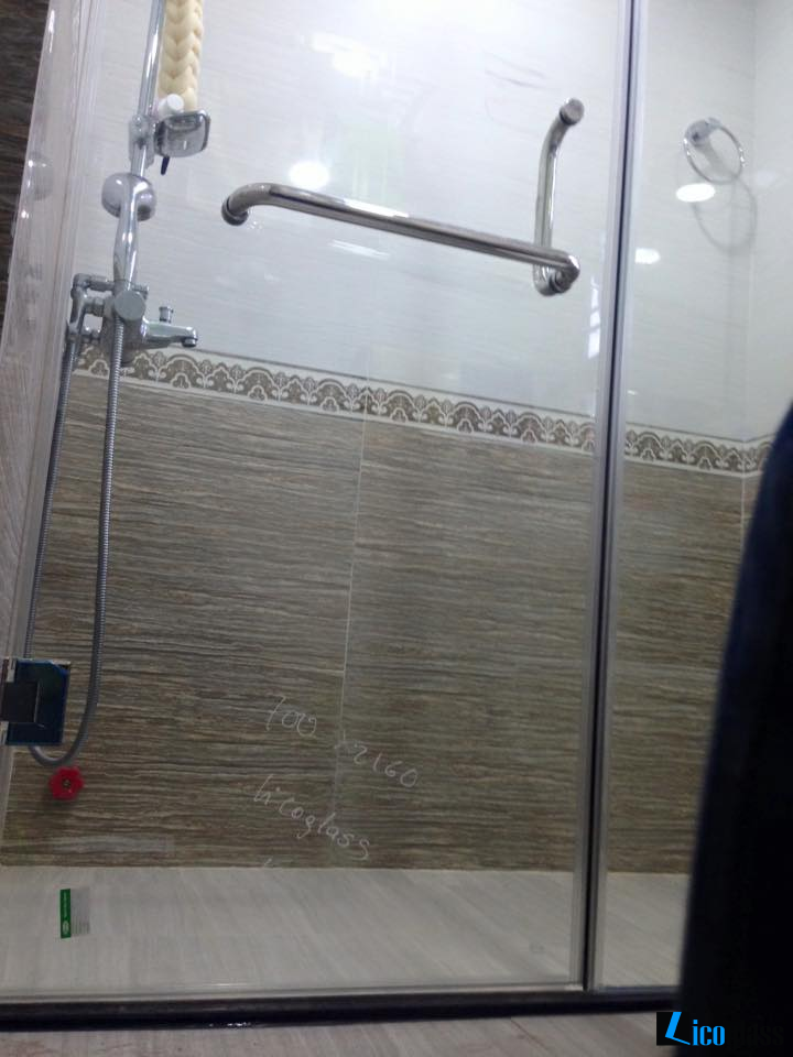 Tiện nghi hơn với vách tắm kính thẳng Tiện nghi hơn với vách tắm kính thẳng
