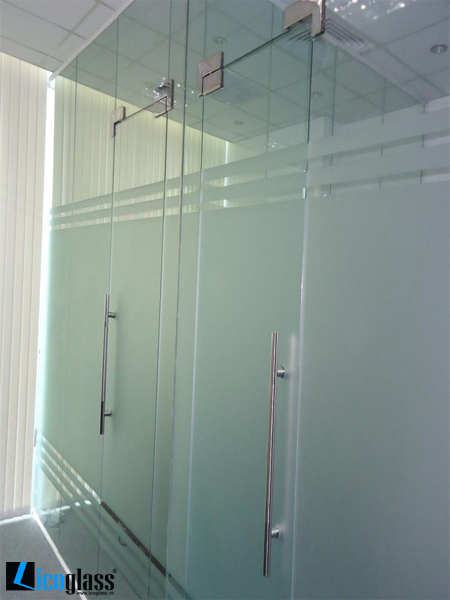Cửa kính thuỷ lực 1 cánh 2 vách bên Cửa kính thuỷ lực 1 cánh 2 vách bên