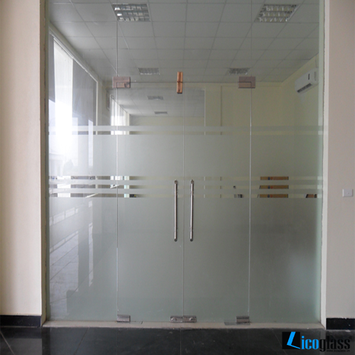 Cửa kính thuỷ lực 2 cánh 3 vách bên xung quanh cua-kinh-thuy-luc2