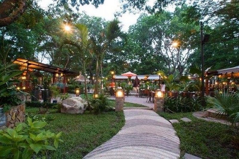 Thiết kế nhà hàng sân vườn sang trọng Thiết kế nhà hàng sân vườn sang trọng