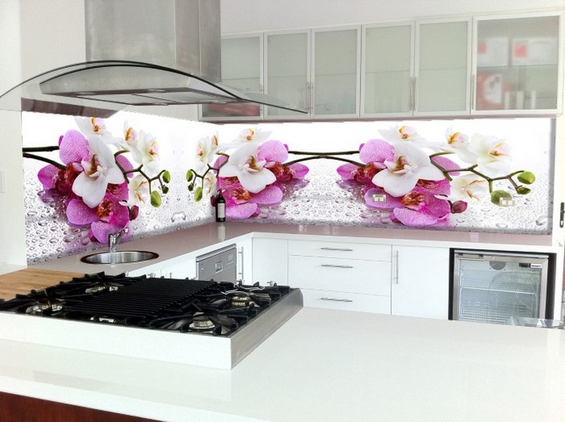 Kính màu ốp bếp
