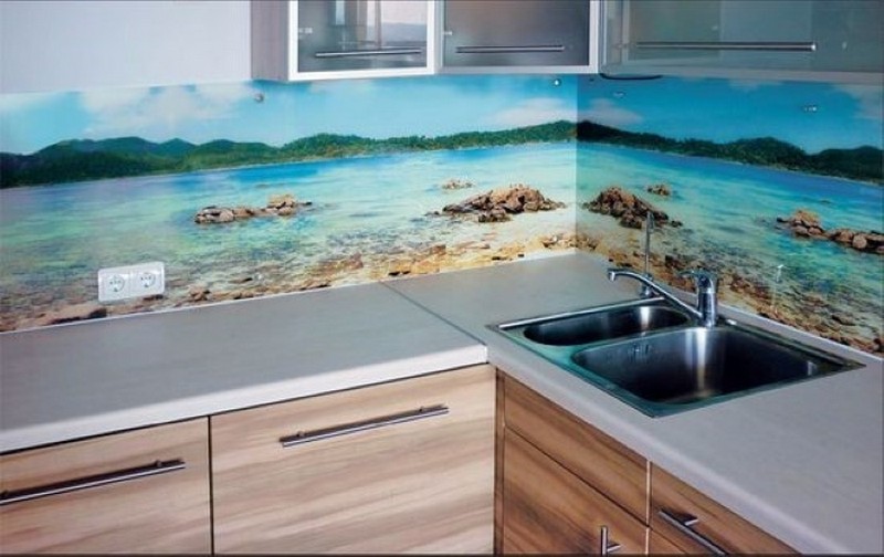 Kính màu ốp bếp