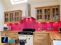 Kính màu ốp bếp màu hồng