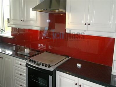 Kính màu ốp bếp màu đỏ mận