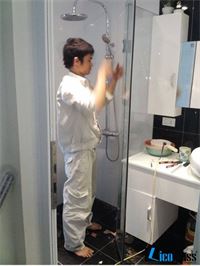 Mẫu vách tắm kính 135 độ