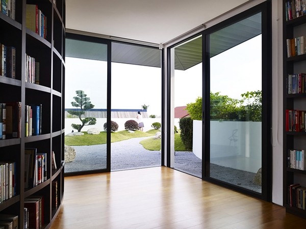 Thiết kế biệt thự hình boomerang sang trọng với hai sắc đen và trắng 9