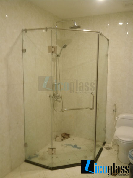 Vách tắm kính vát góc 135 độ