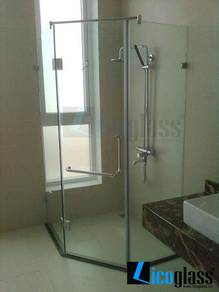 Vách tắm kính vát góc 135 độ