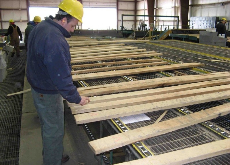 Lựa chọn chất liệu gỗ gì để sản xuất bàn thờ đẹp cho chung cư, biệt thự