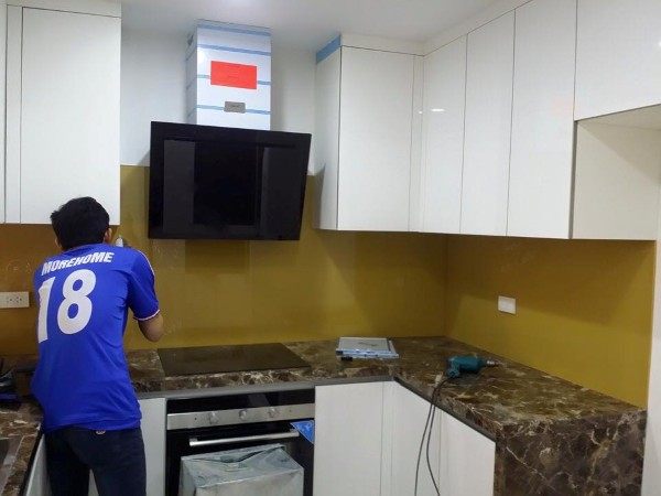 Thi công kính màu ốp bếp màu nâu