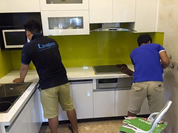 Thi công kính màu ốp bếp màu vàng