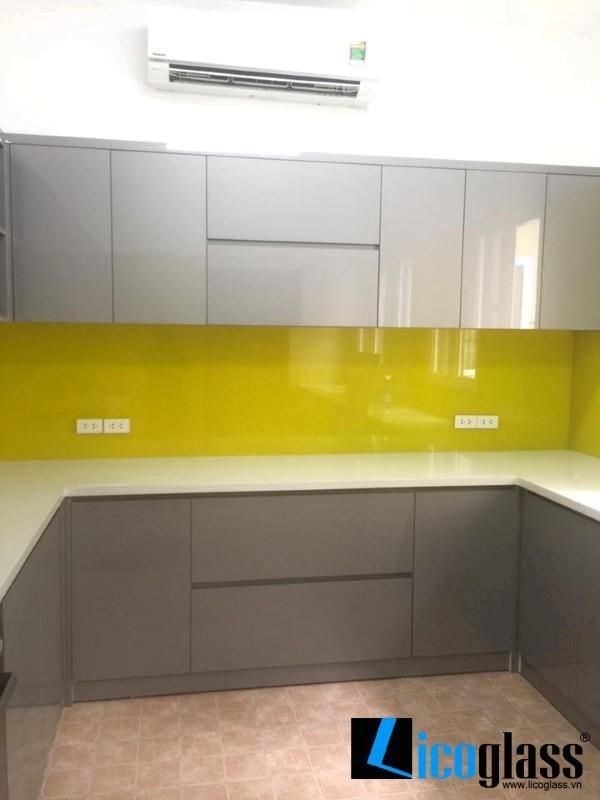 Kính ốp bếp màu vàng