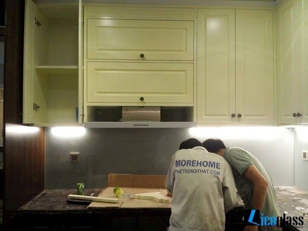 Kính ốp bếp màu xám Kính ốp bếp màu xám