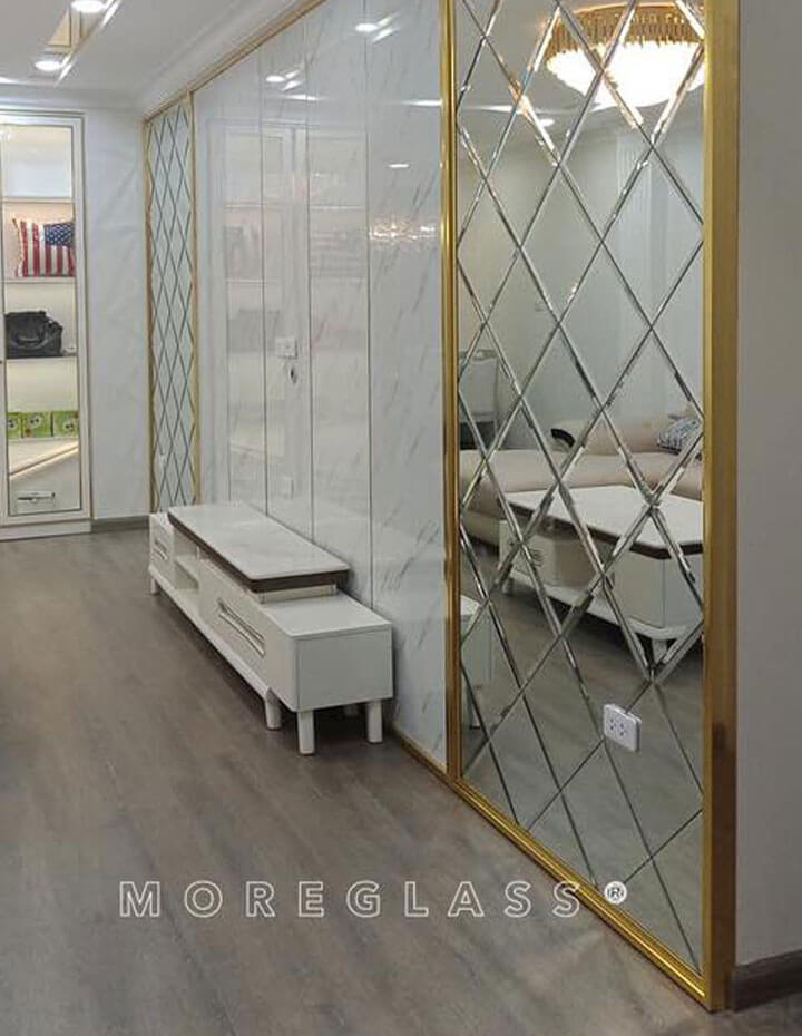 Thi công gương ghép quả trám ốp tường phòng khách Thi công gương ghép quả trám ốp tường phòng khách