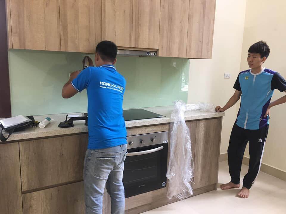 Thi công kính màu ốp bếp Thi công kính màu ốp bếp