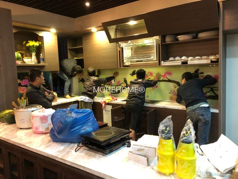 Thi công kính màu ốp bếp Thi công kính màu ốp bếp