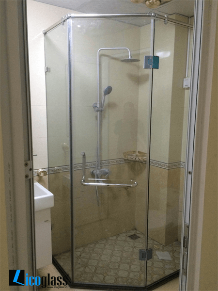 Thi công vách tắm kính 135 độ