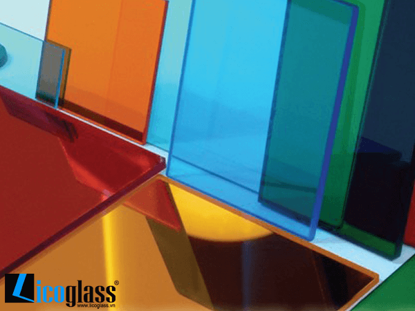 Kính màu ốp bếp